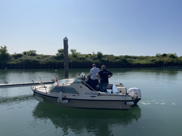 Motorboot-Training Marano – Anfänger lernt sicheres Anlegen mit Trainer